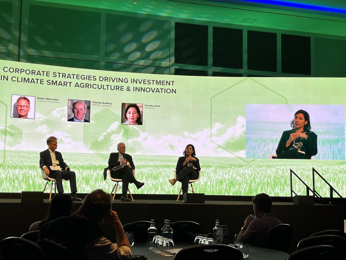 Camilla Corsi di Syngenta sul palco del World Agri-Tech Innovation Summit 2024 di Londra insieme a Robert Berendes (Flagship Pioneering) e Charles Godfray (University of Oxford)